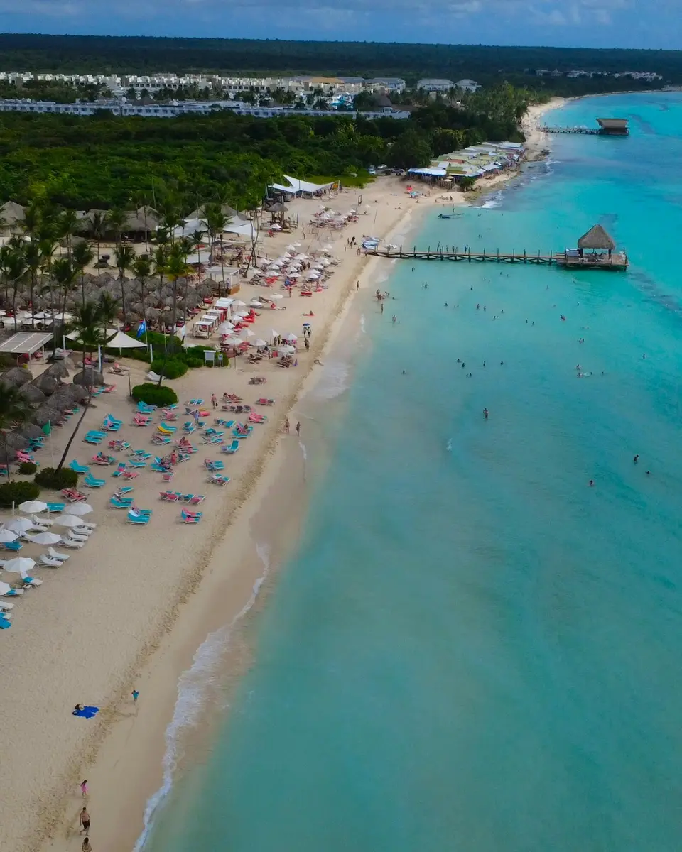 Vista aérea de playa Bávaro en Punta Cana, con muelle y agua turquesa