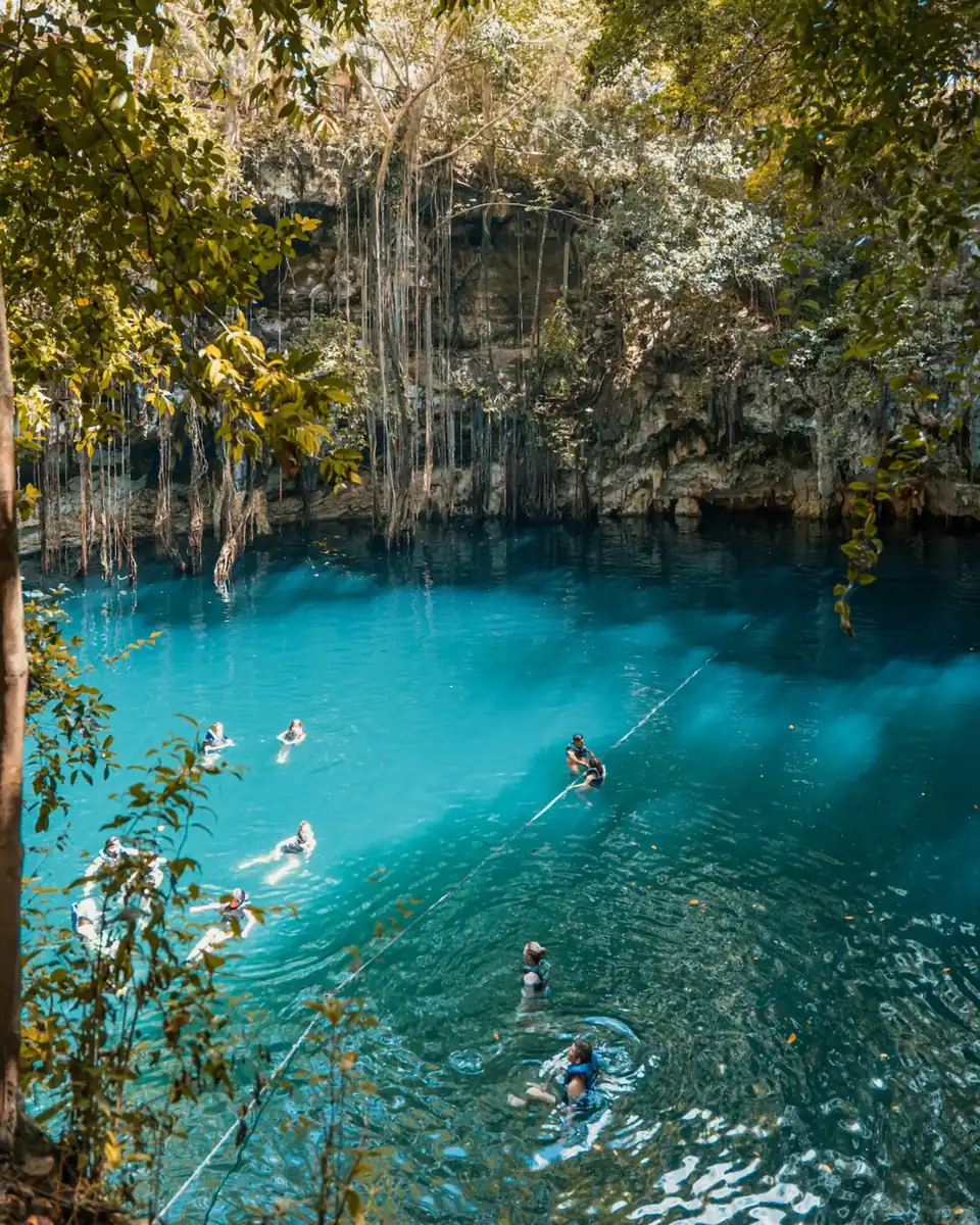 Cenote de agua turquesa con raíces colgantes en Yucatán