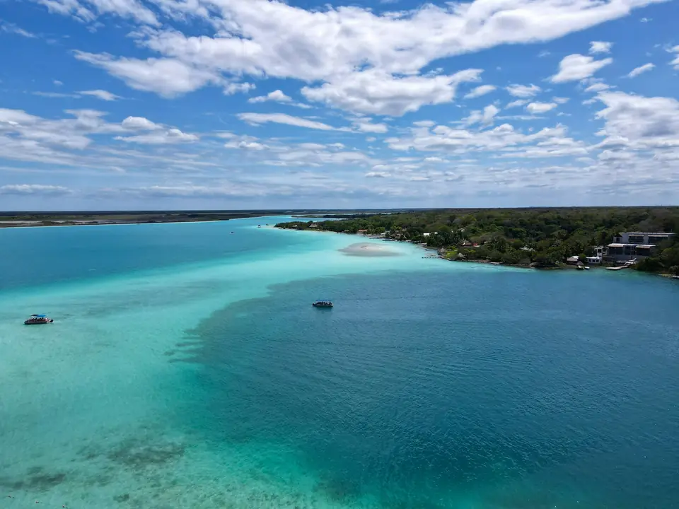 Vista aérea de la laguna de los siete colores en Bacalar, Quintana Roo
