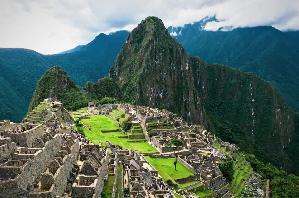 Ruinas de Machu Picchu entre montañas verdes en Perú