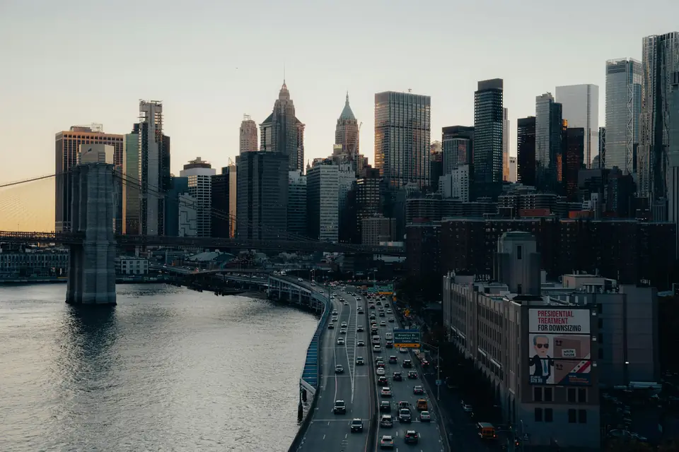 Skyline de Manhattan y puente de Brooklyn al atardecer