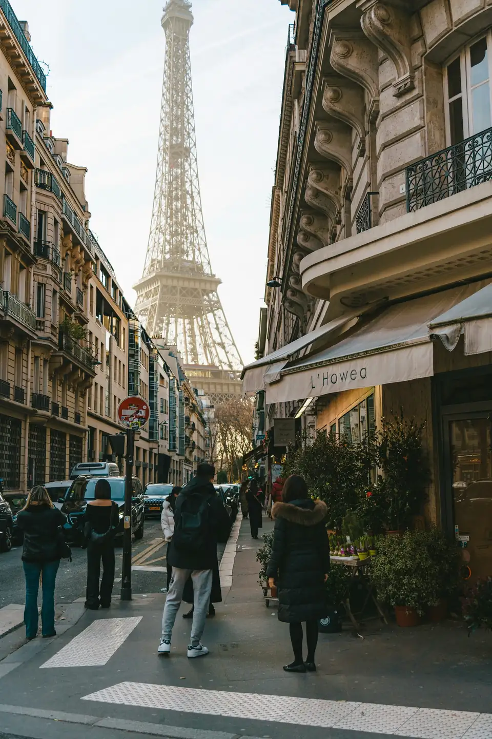 Calle de París con la Torre Eiffel al fondo