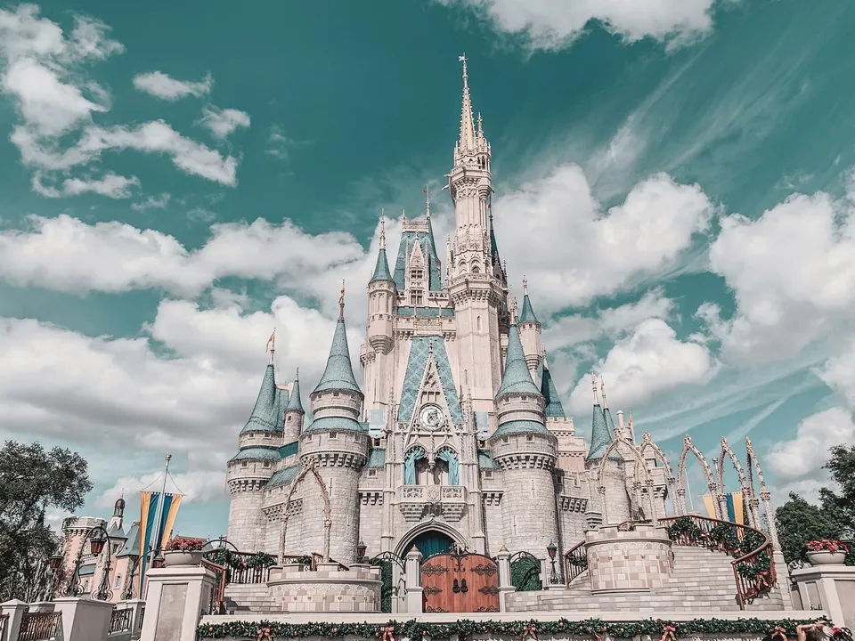 Castillo de un parque temático de Orlando bajo un cielo con nubes
